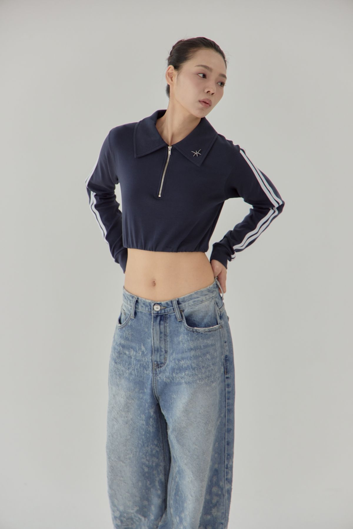 노 엑스트라 터치(NO EXTRA TOUCH) Half zip-up Crop mtm (Navy) / 25FWSW001NA