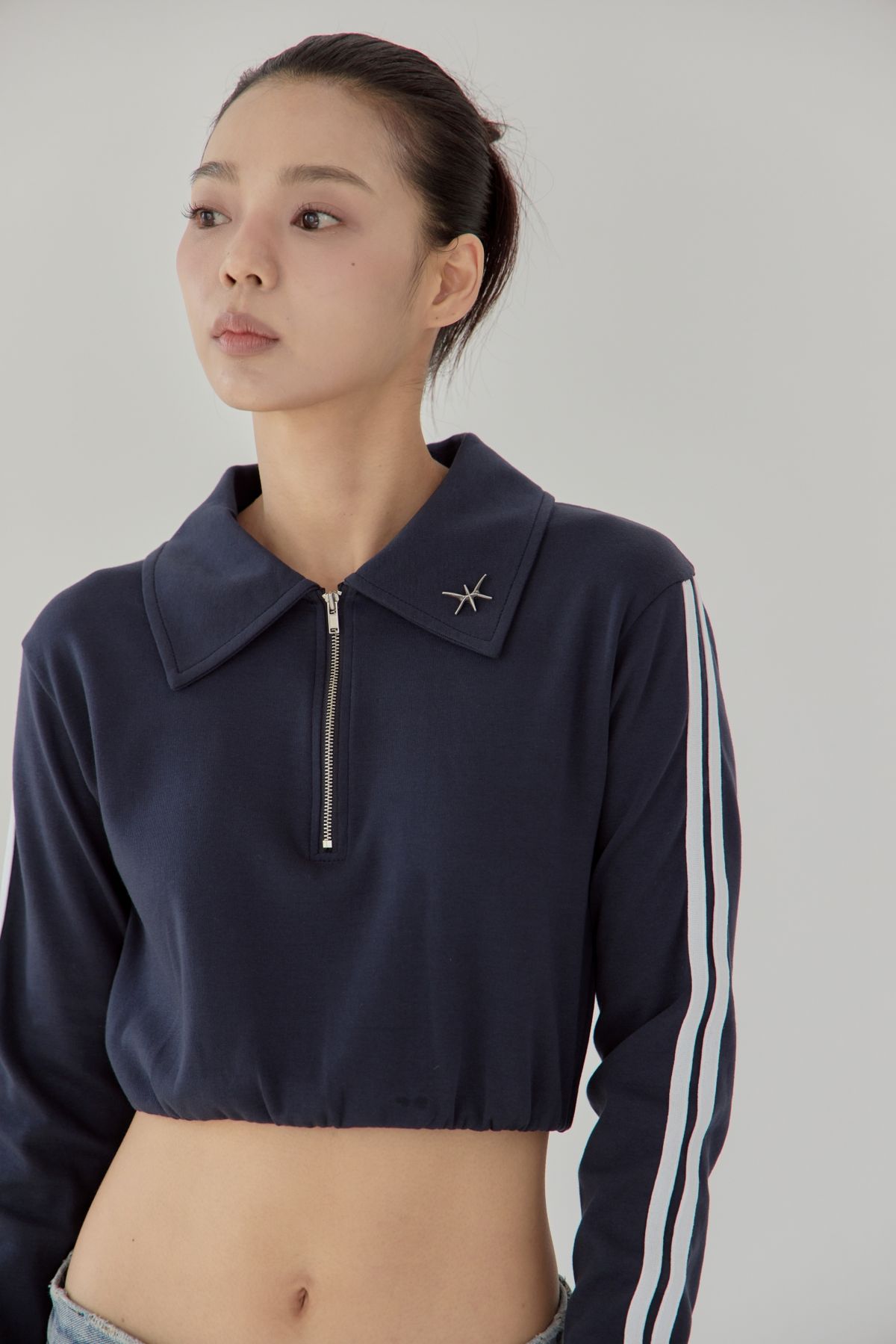 노 엑스트라 터치(NO EXTRA TOUCH) Half zip-up Crop mtm (Navy) / 25FWSW001NA