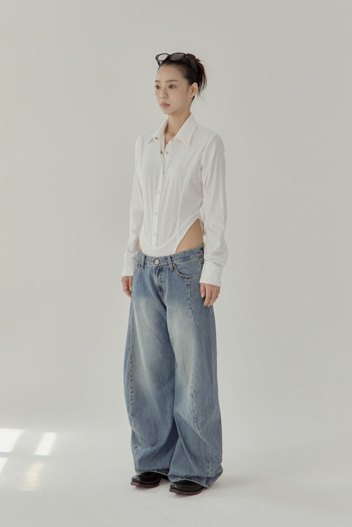 노 엑스트라 터치(NO EXTRA TOUCH) Low Curved Detail Denim / 25FWPT004BL