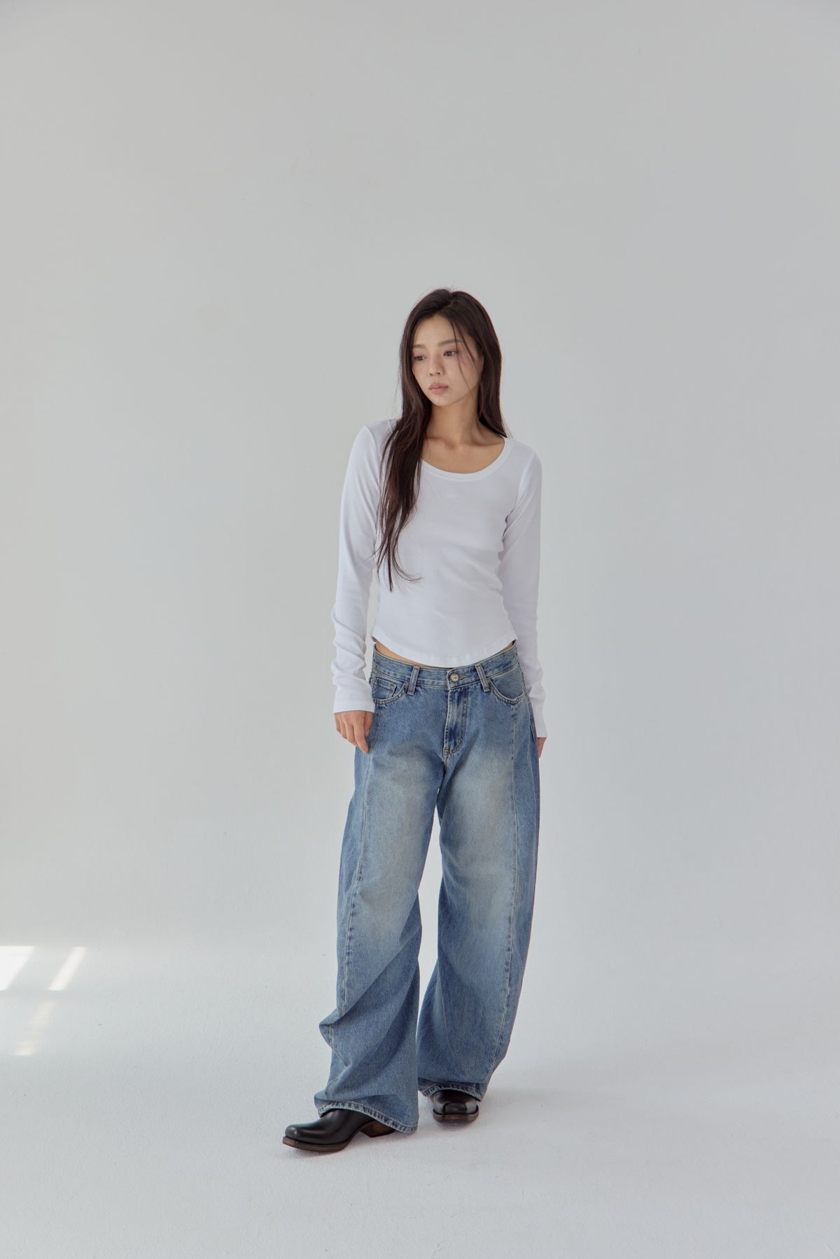 노 엑스트라 터치(NO EXTRA TOUCH) Low Curved Detail Denim / 25FWPT004BL