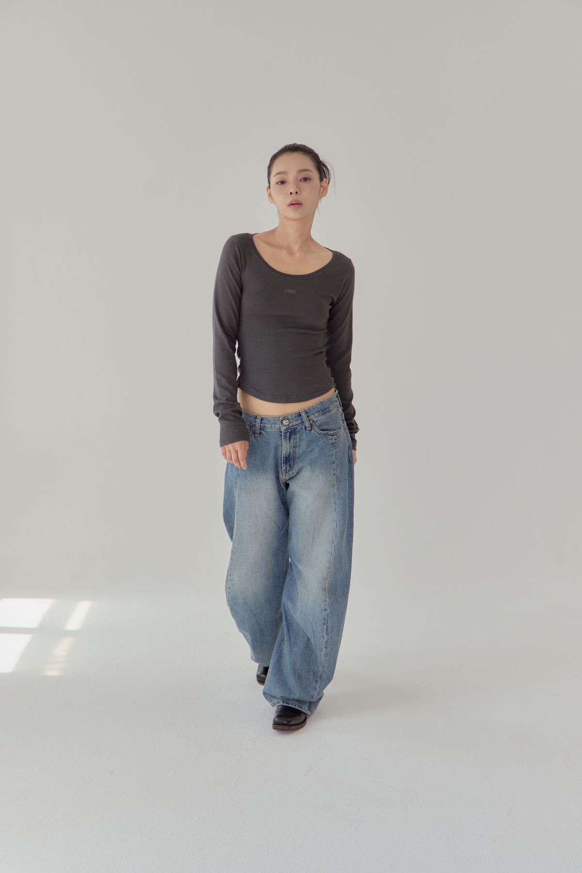 노 엑스트라 터치(NO EXTRA TOUCH) Low Curved Detail Denim / 25FWPT004BL