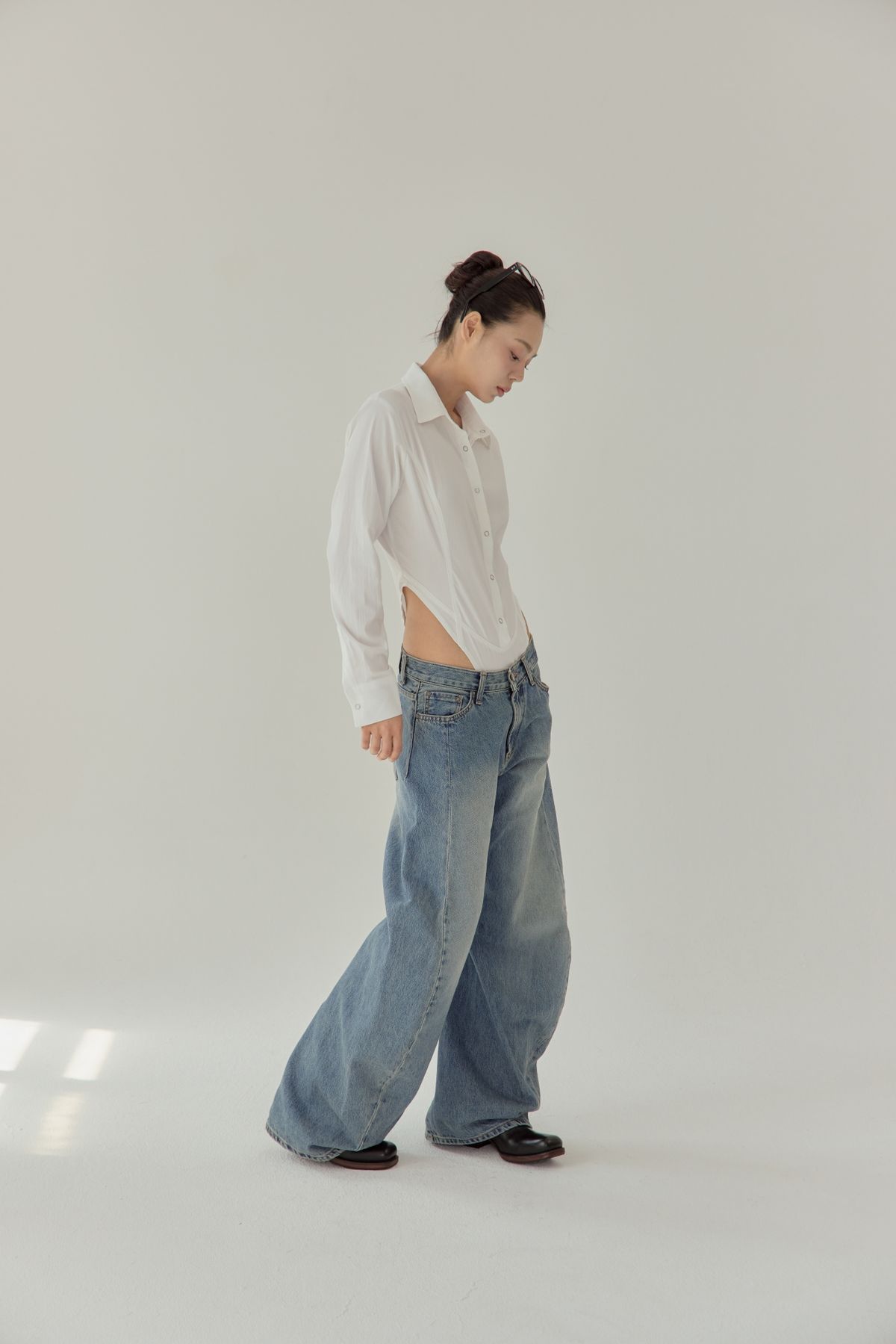 노 엑스트라 터치(NO EXTRA TOUCH) Low Curved Detail Denim / 25FWPT004BL