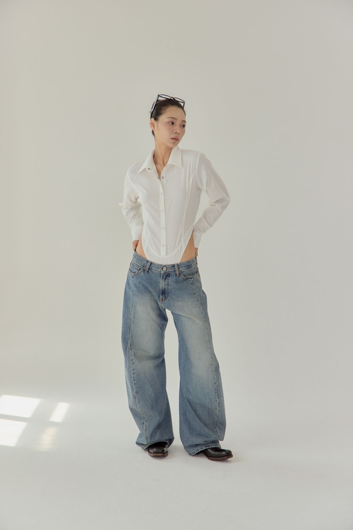 노 엑스트라 터치(NO EXTRA TOUCH) Low Curved Detail Denim / 25FWPT004BL