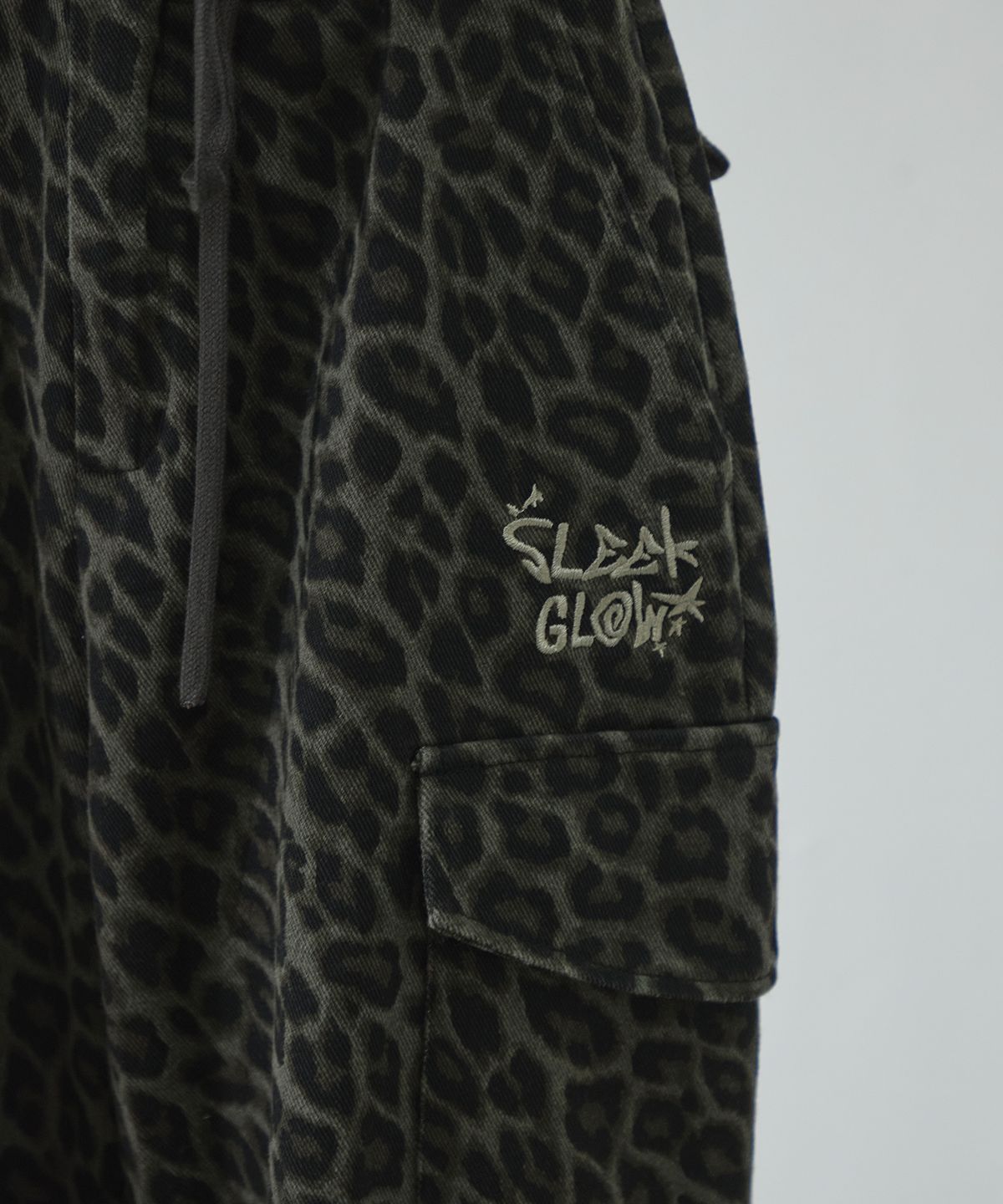 슬릭글로우(SLEEKGLOW) 로고 와이드 다트 카고 팬츠[레오파드]