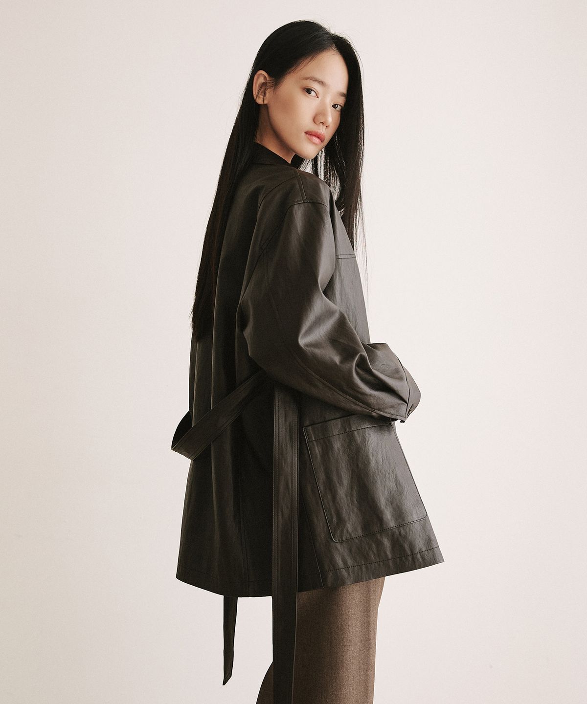 레프트서울(LEFTSEOUL) 신세틱 레더 벨티드 하프 자켓 [다크브라운]