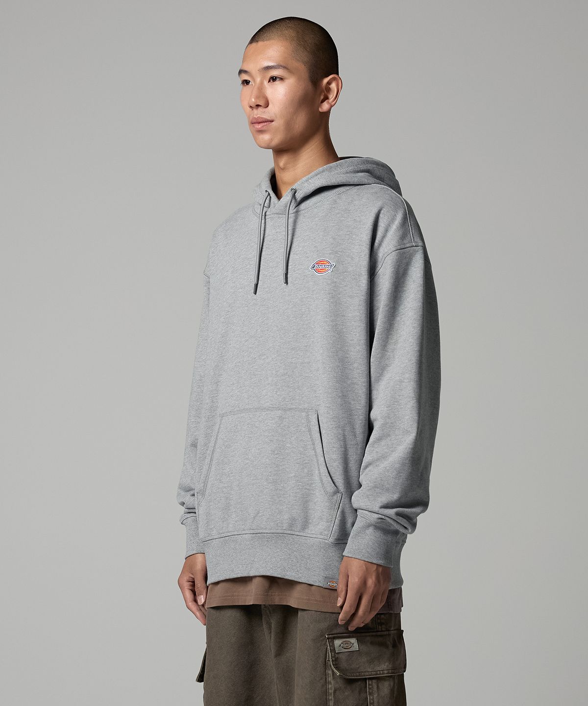 디키즈(DICKIES) 와펜 스몰 로고 후드티 Heather Grey