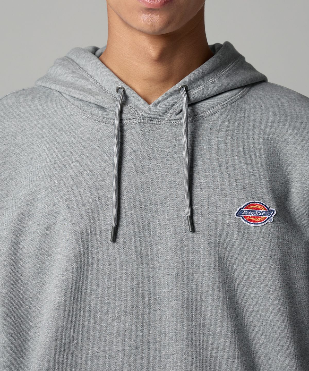 디키즈(DICKIES) 와펜 스몰 로고 후드티 Heather Grey