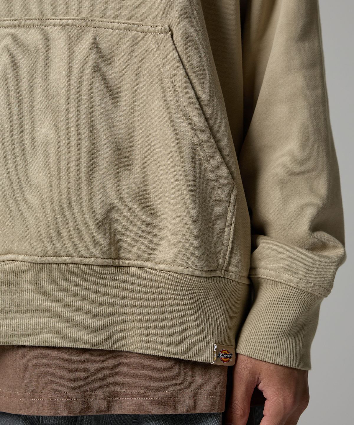 디키즈(DICKIES) 워시드 EMB 그래픽 후드티 Desert Sand