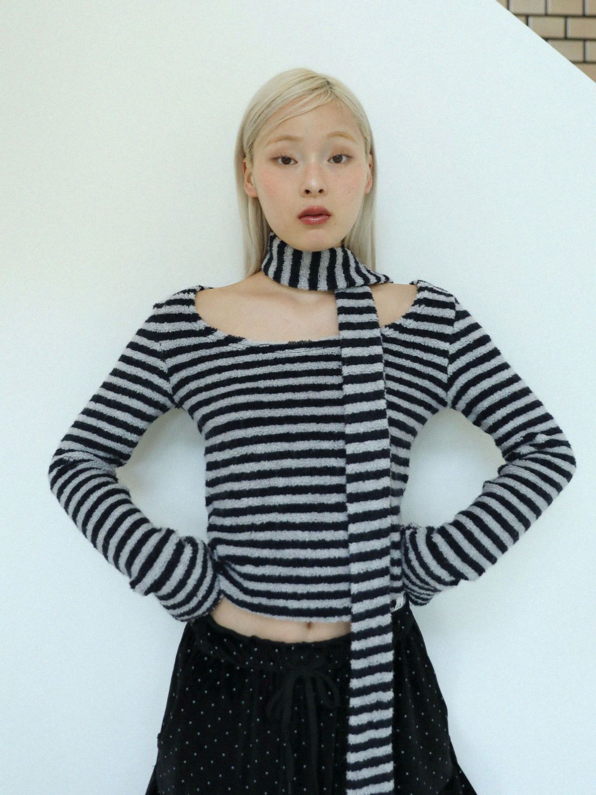 어글리쉐도우(UGLYSHADOW) 스카프 라운드 티셔츠(스트라이프 네이비)