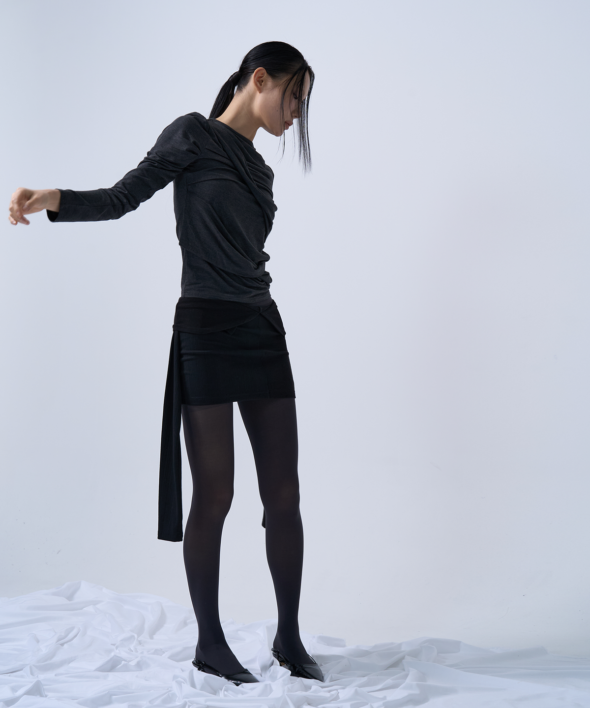 지제뮤지엄(ZIZEMUSEUM) TWIST DRAPE LONG SLEEVE TOP (MELANGE BLACK)
