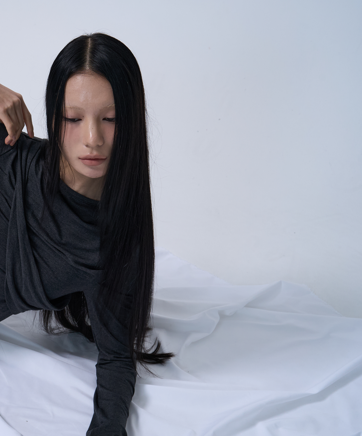 지제뮤지엄(ZIZEMUSEUM) TWIST DRAPE LONG SLEEVE TOP (MELANGE BLACK)