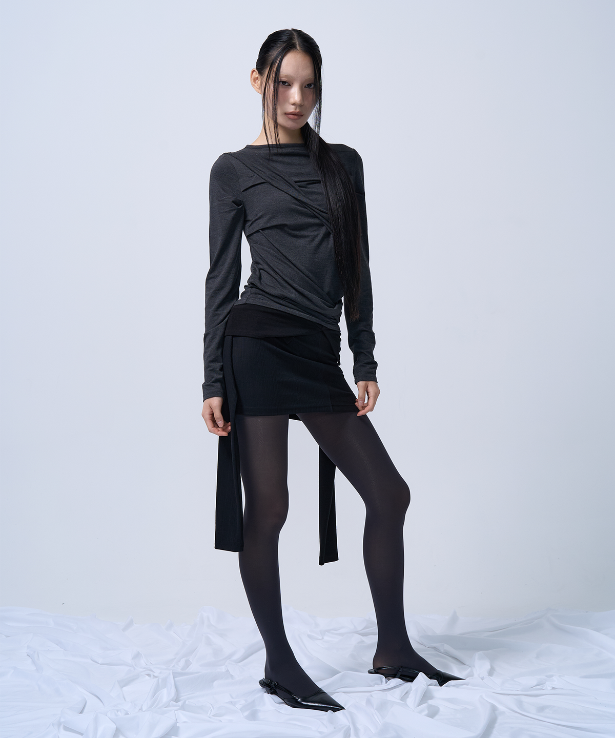 지제뮤지엄(ZIZEMUSEUM) TWIST DRAPE LONG SLEEVE TOP (MELANGE BLACK)