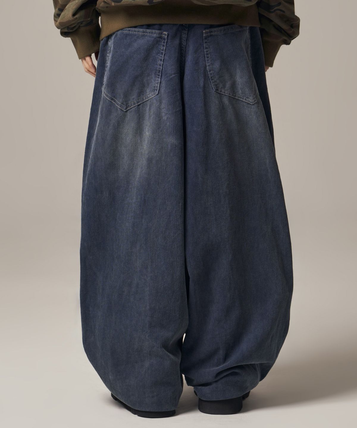 아이돈워너셀(IDWS) Viego Corduroy Balloon Pants Dark Indigo