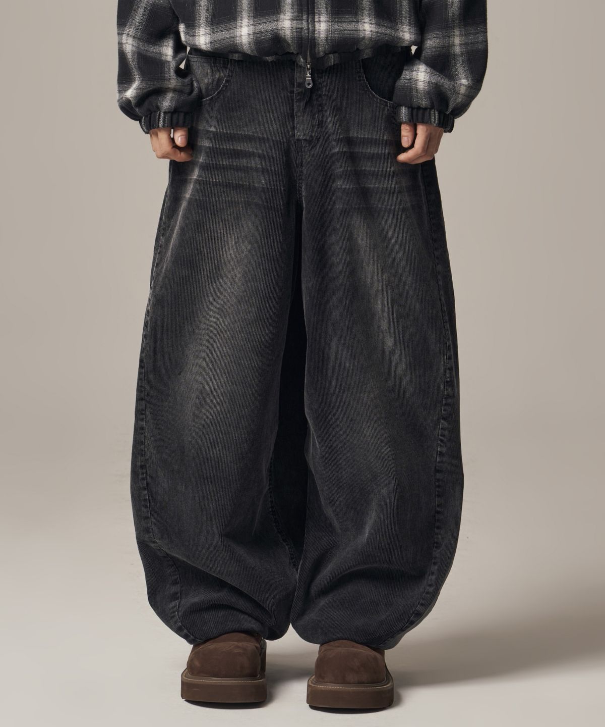 아이돈워너셀(IDWS) Viego Corduroy Balloon Pants Black