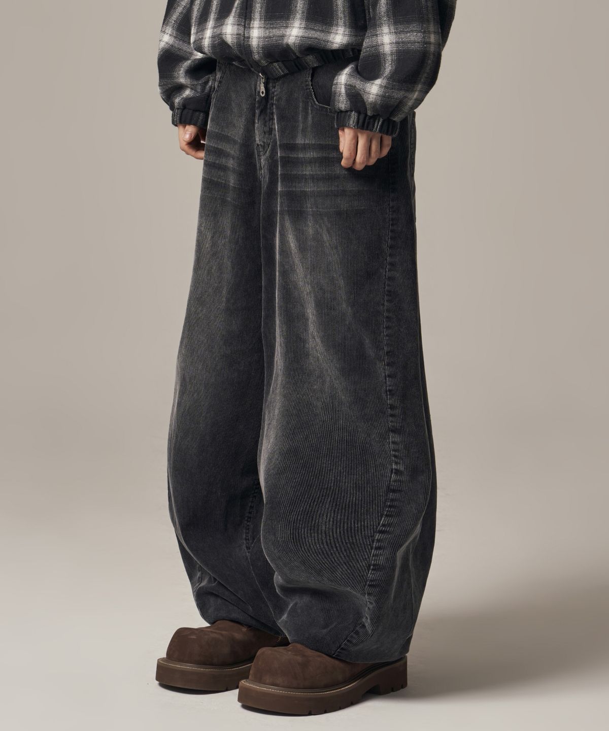 아이돈워너셀(IDWS) Viego Corduroy Balloon Pants Black