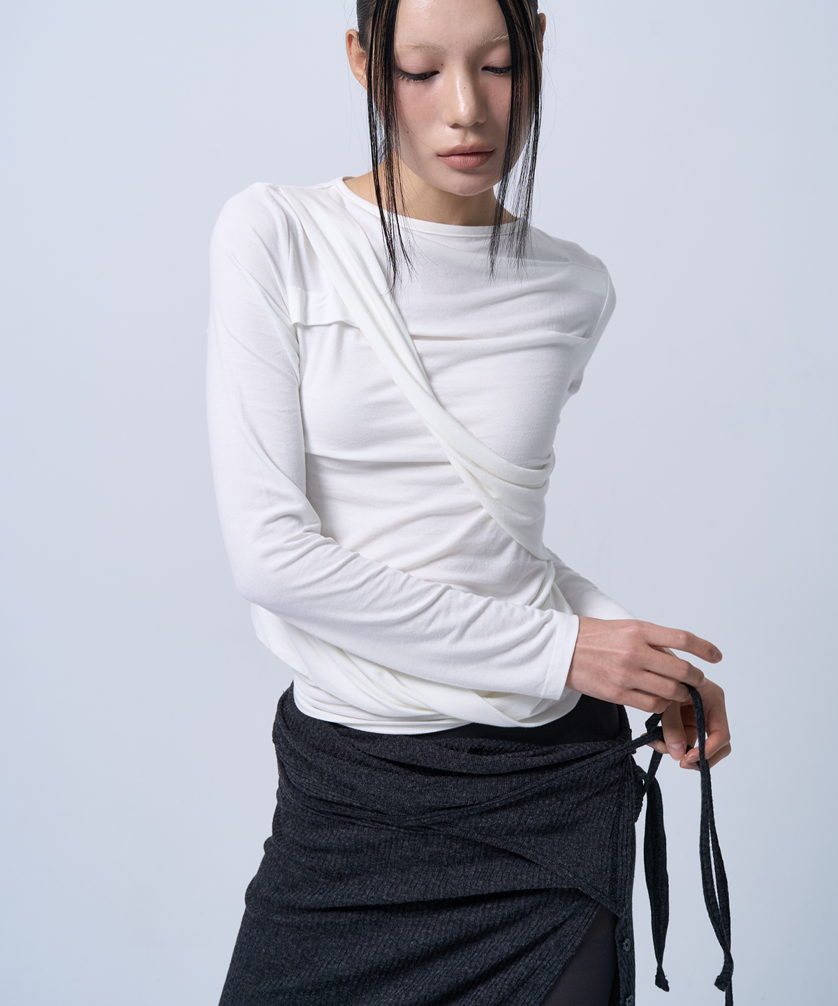 지제뮤지엄(ZIZEMUSEUM) LAYERABLE BUTTON WRAP SKIRT (MELANGE CHARCOAL)