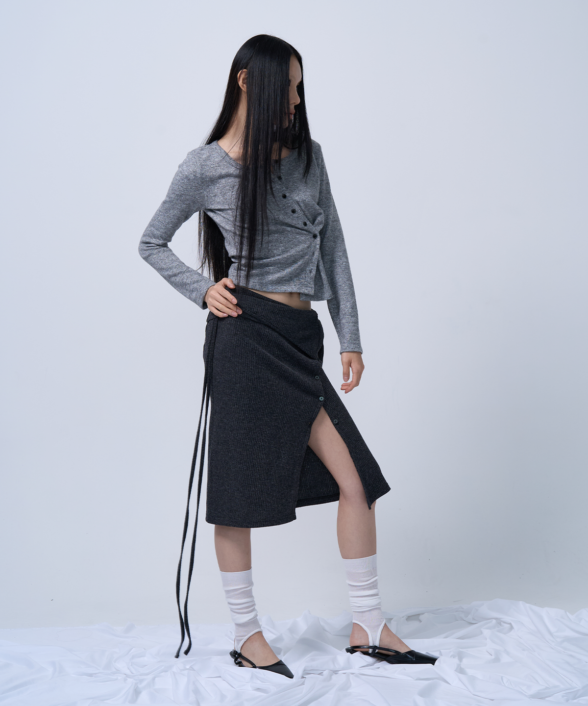 지제뮤지엄(ZIZEMUSEUM) LAYERABLE BUTTON WRAP SKIRT (MELANGE CHARCOAL)
