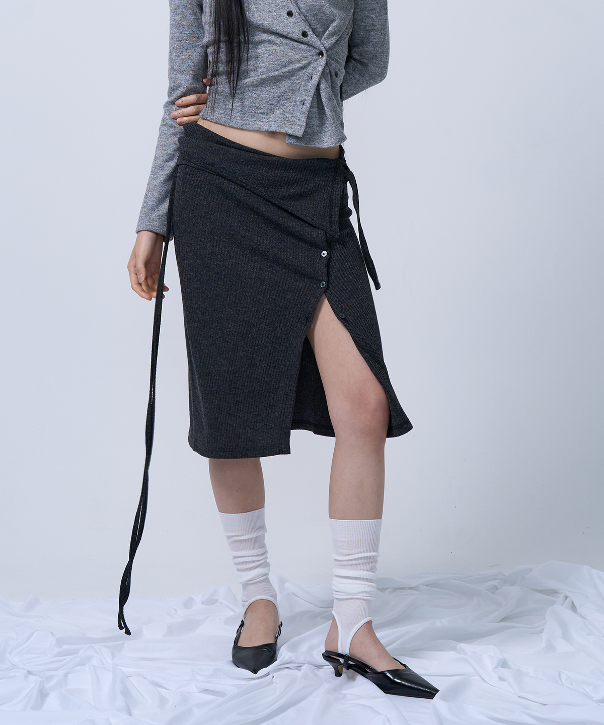 지제뮤지엄(ZIZEMUSEUM) LAYERABLE BUTTON WRAP SKIRT (MELANGE CHARCOAL)