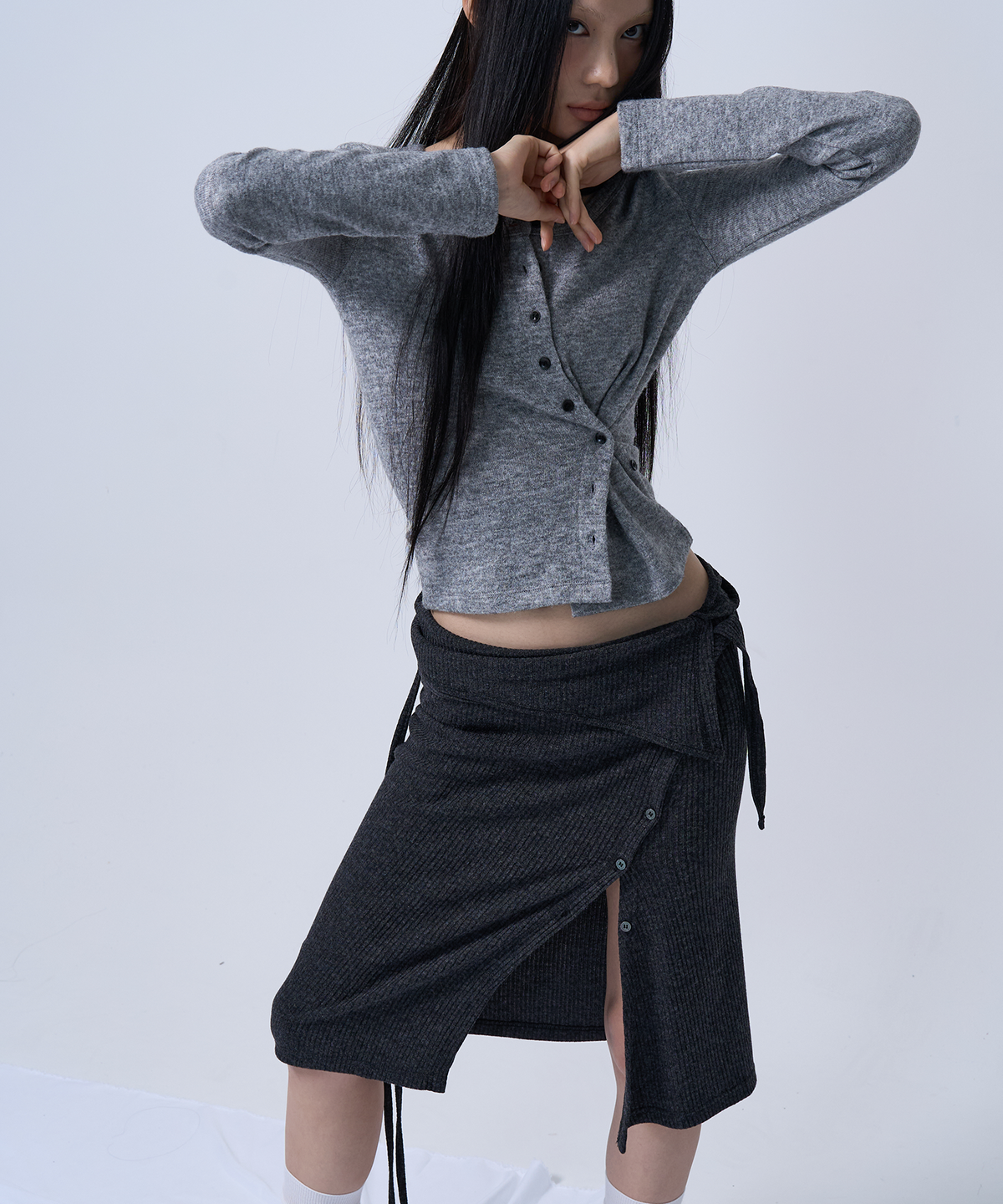 지제뮤지엄(ZIZEMUSEUM) LAYERABLE BUTTON WRAP SKIRT (MELANGE CHARCOAL)