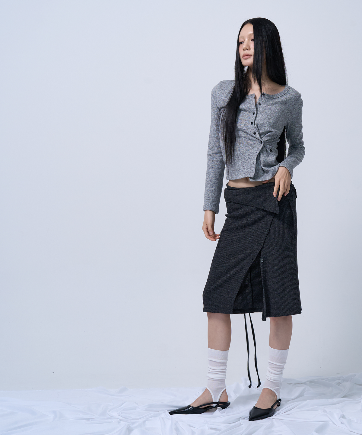 지제뮤지엄(ZIZEMUSEUM) LAYERABLE BUTTON WRAP SKIRT (MELANGE CHARCOAL)