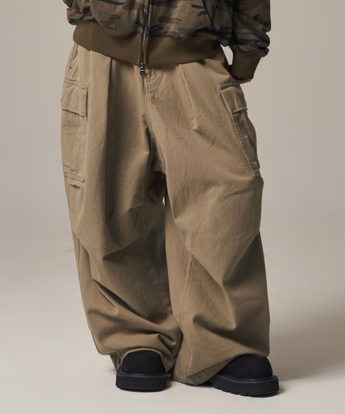 아이돈워너셀(IDWS) Titan Cargo Balloon Pants Beige