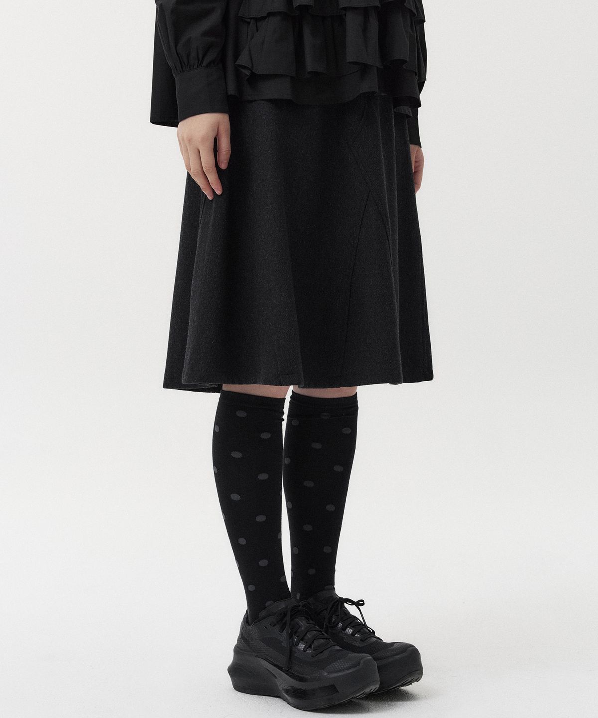오헤시오(OHESHIO) WOOL TWILL A-LINE SKIRT, CHARCOAL