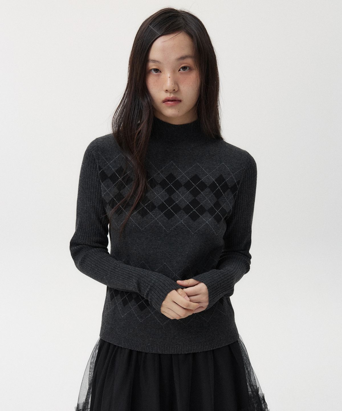 오헤시오(OHESHIO) ARGYLE HALF NECK RIBBED KNIT, CHARCOAL