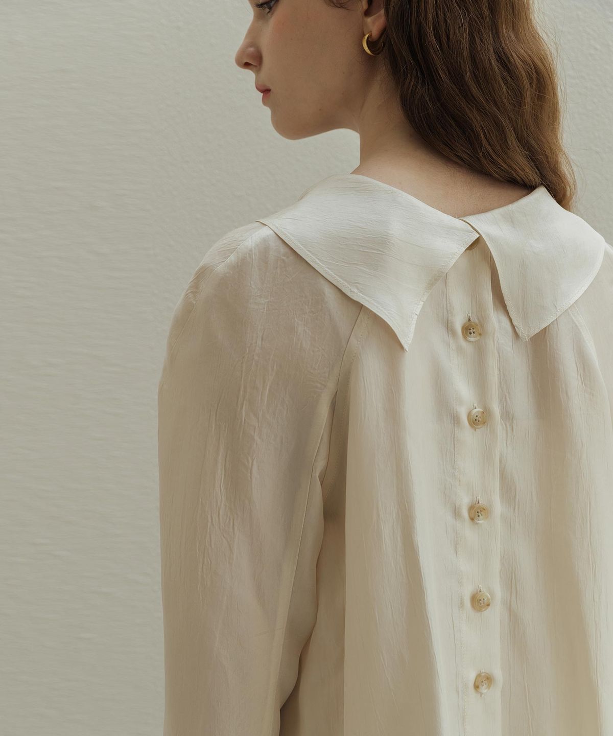 로트르드민(LAUTREDE MIN) Haze Cowl Light Beige Blouse