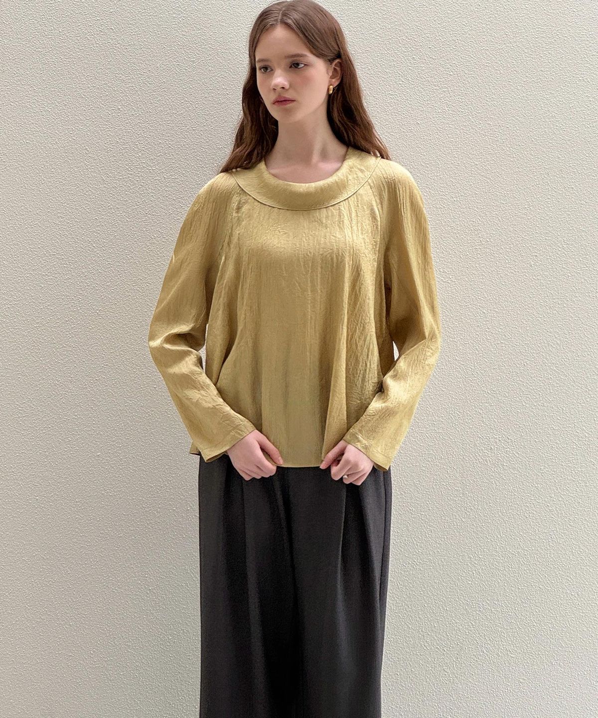 로트르드민(LAUTREDE MIN) Haze Cowl Olivebeige Blouse
