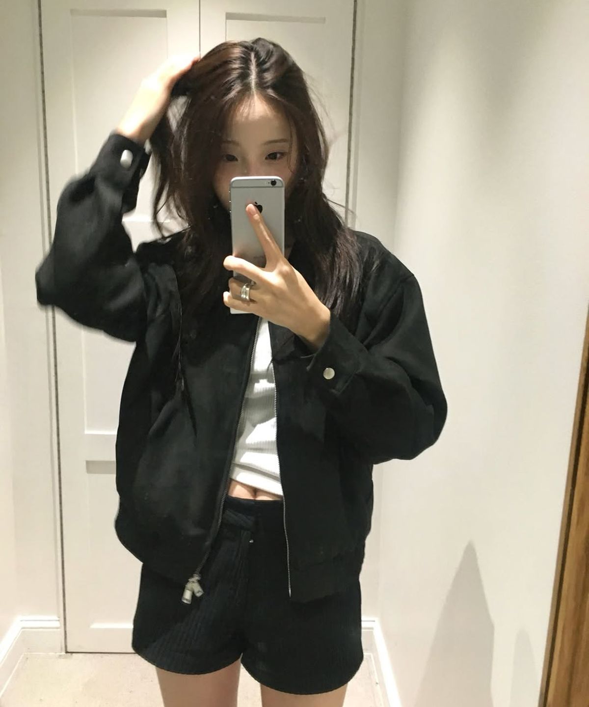 데이(THEY) 크롭 스웨이드 카라 자켓_BLACK