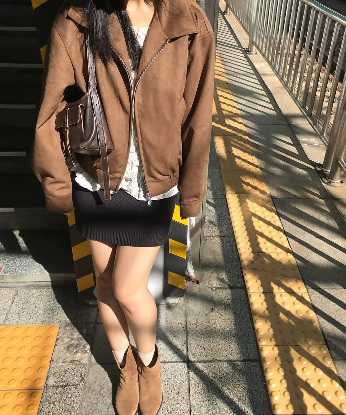 데이(THEY) 크롭 스웨이드 카라 자켓_BROWN