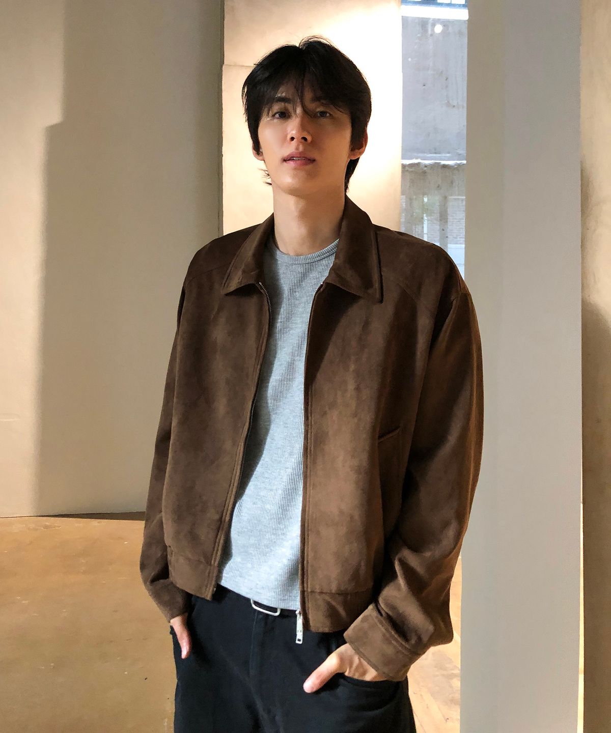 데이(THEY) 크롭 스웨이드 카라 자켓_BROWN