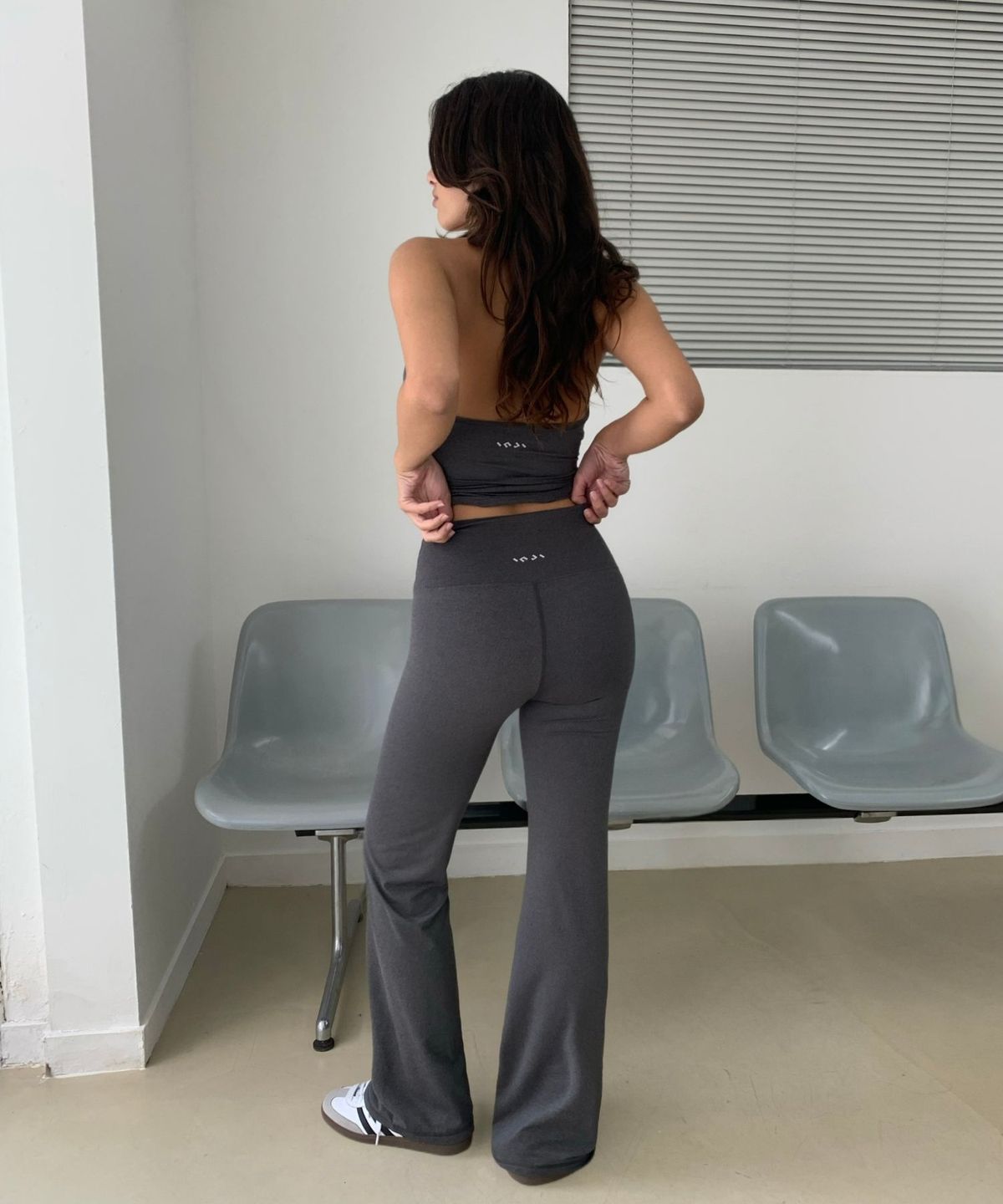 인지액티브(INJIACTIVE) Butter Wrap Halter Tank 차콜