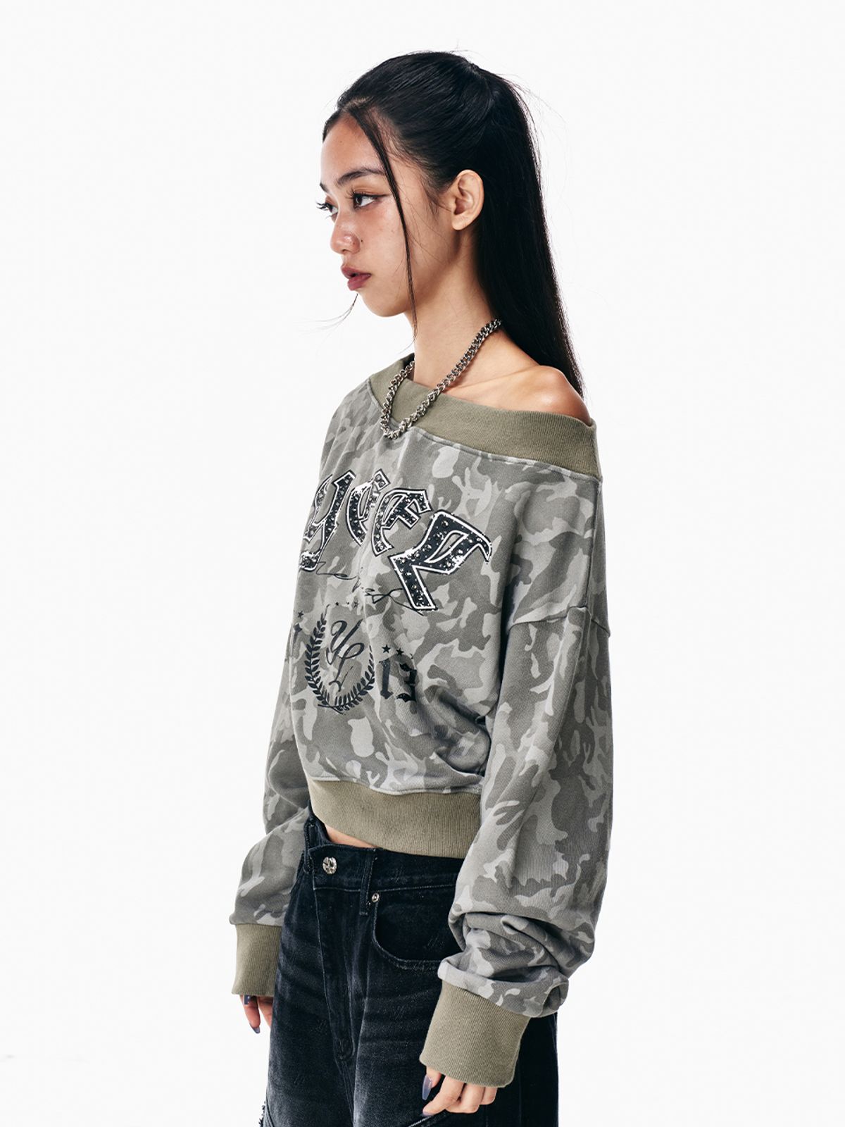 와이이이엘(YEEL) GRAPHIC OFF-SHOULDER CROPPED TOP CAMO