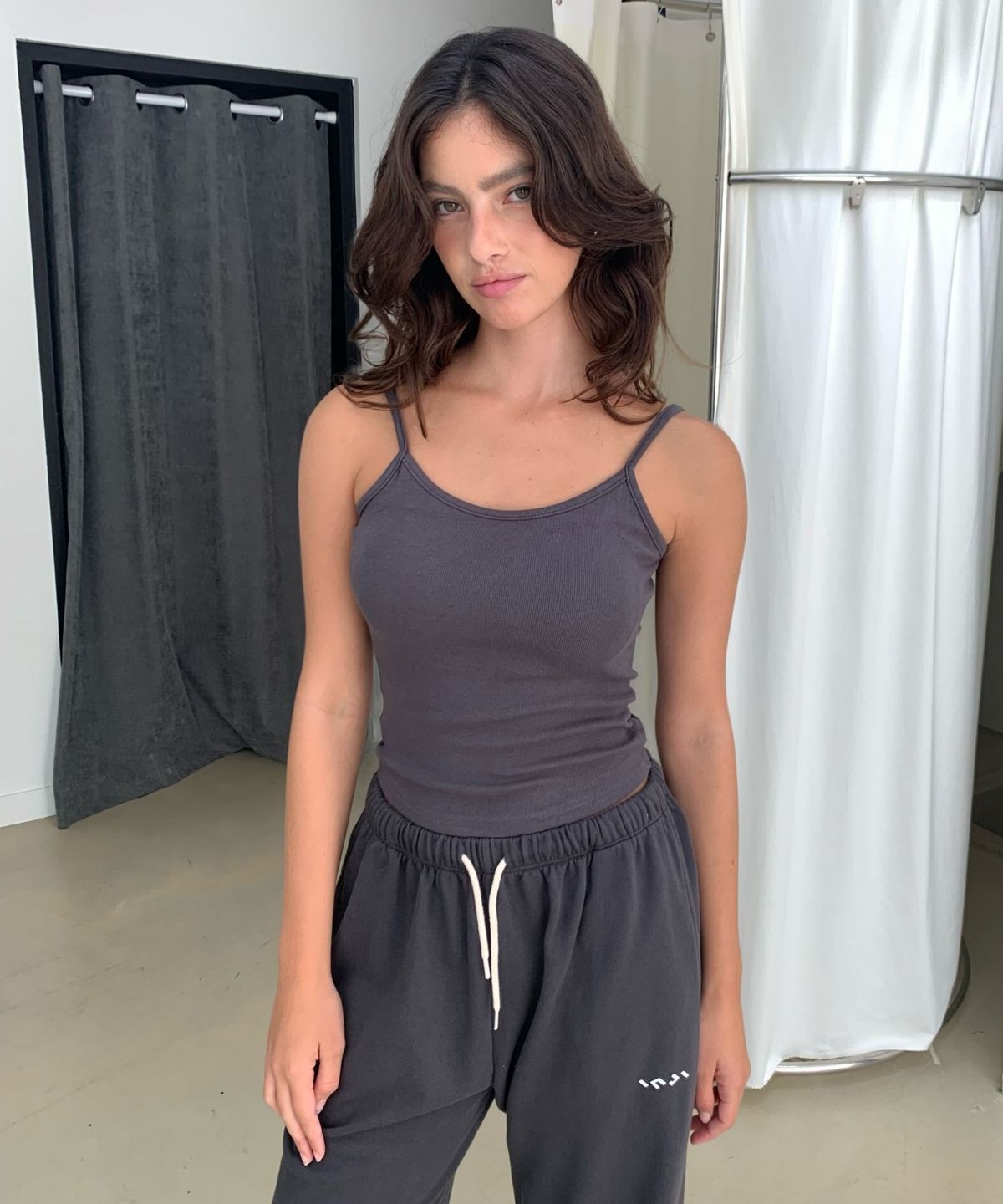 인지액티브(INJIACTIVE) Skinny Strap Ribbed Tank 차콜