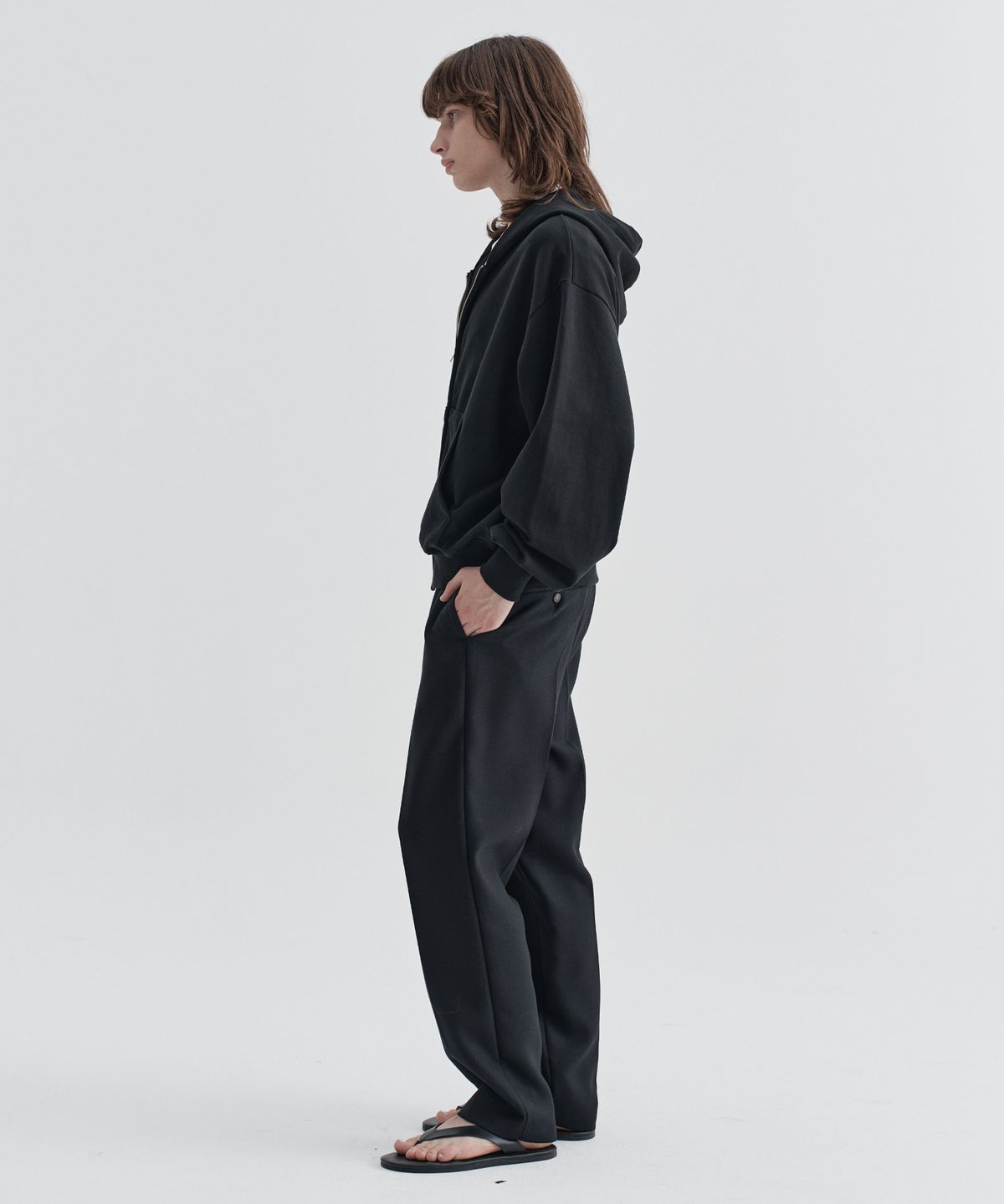 이지오(EZIO) Riv Semi-Over Fit Hood Zip-up_Black
