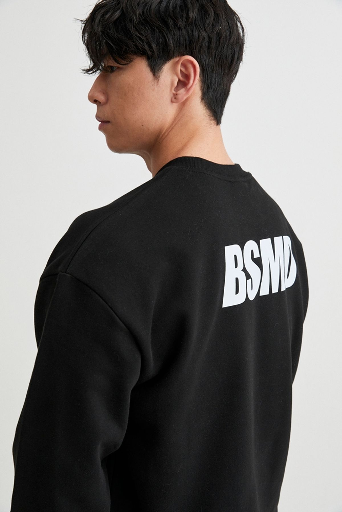 비스트모드(BSMD) 백로고 오버핏 스웻 셔츠 맨투맨