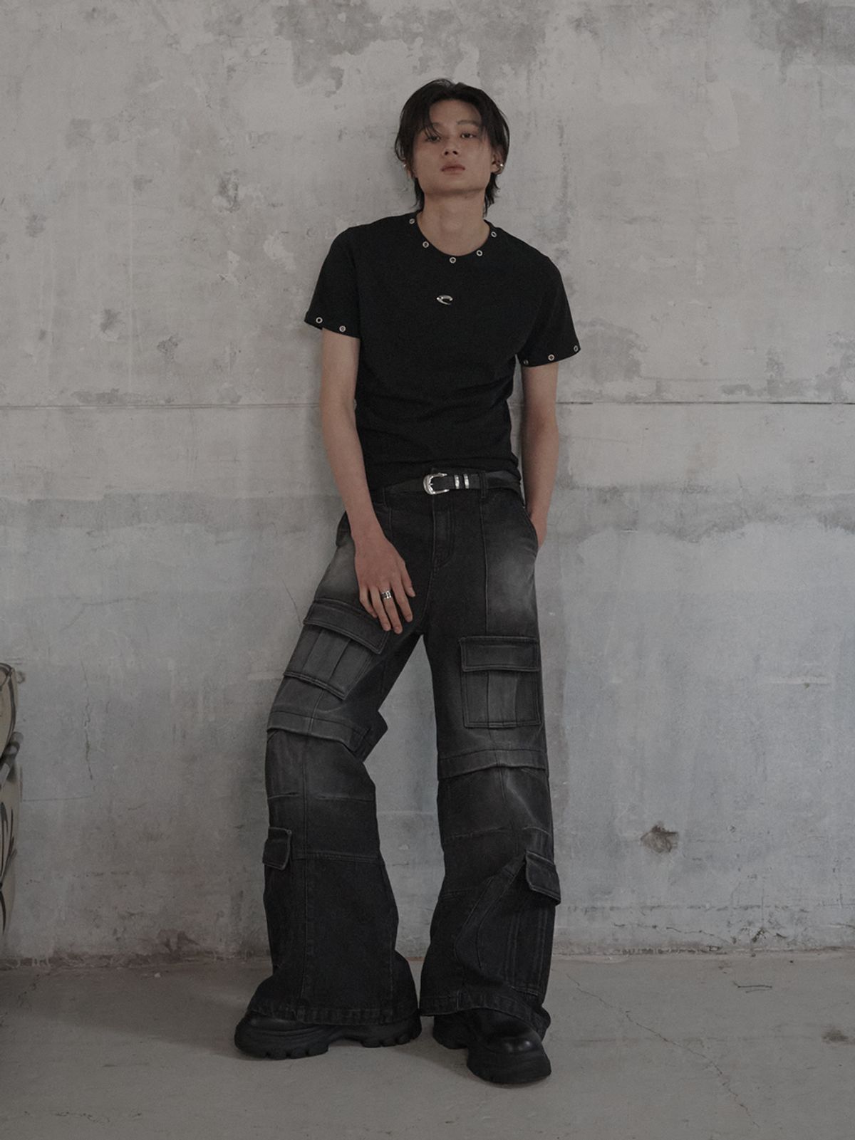 르렌느(LERENNE) Eyelet Slim Fit T-Shirt - Black
