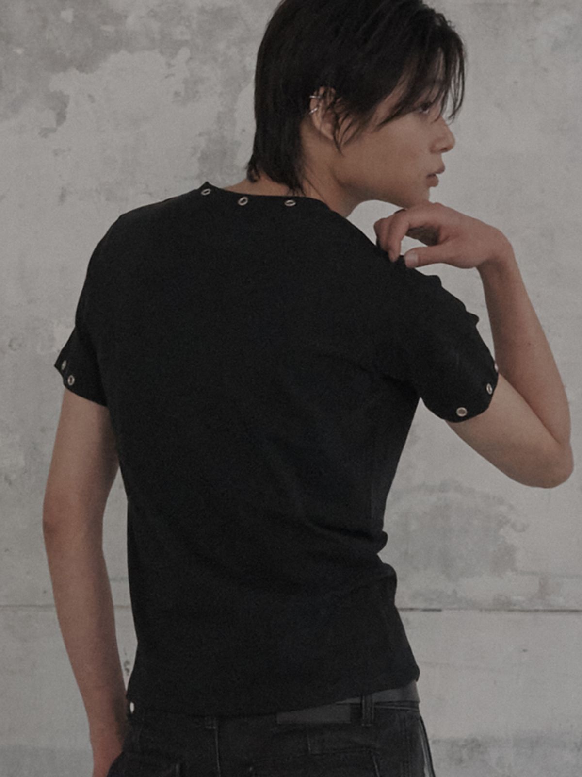 르렌느(LERENNE) Eyelet Slim Fit T-Shirt - Black