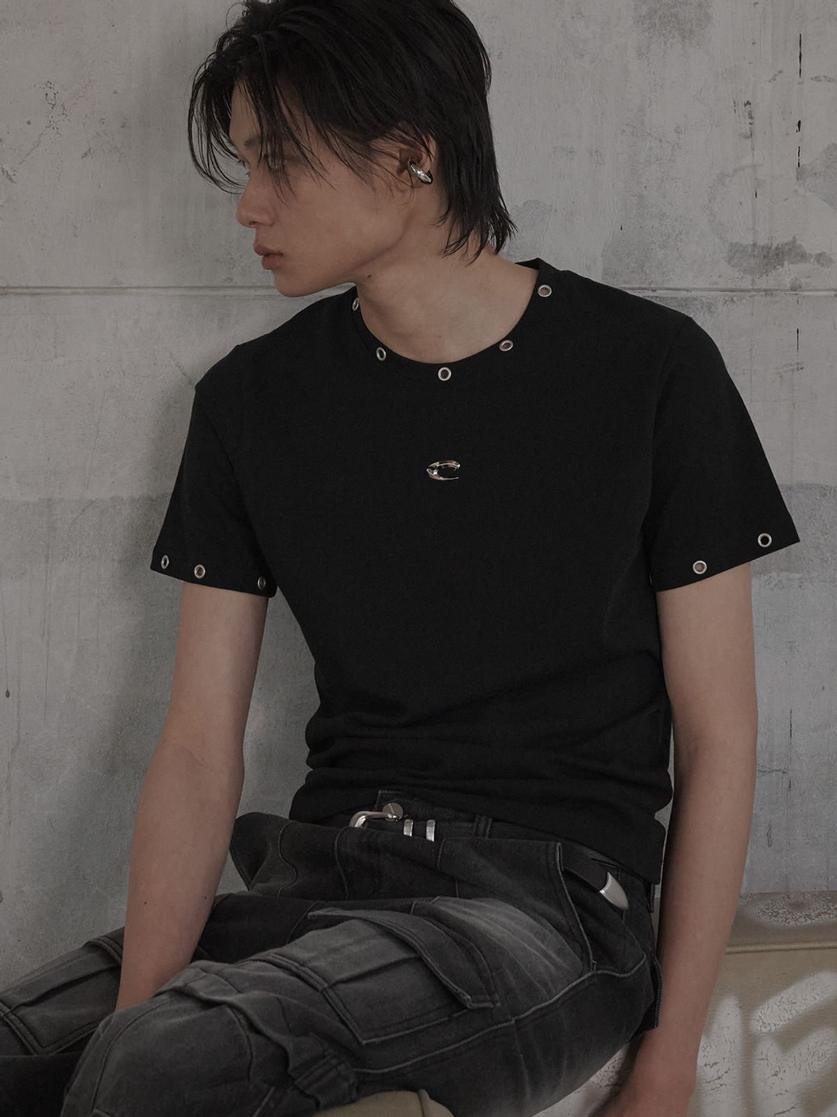 르렌느(LERENNE) Eyelet Slim Fit T-Shirt - Black