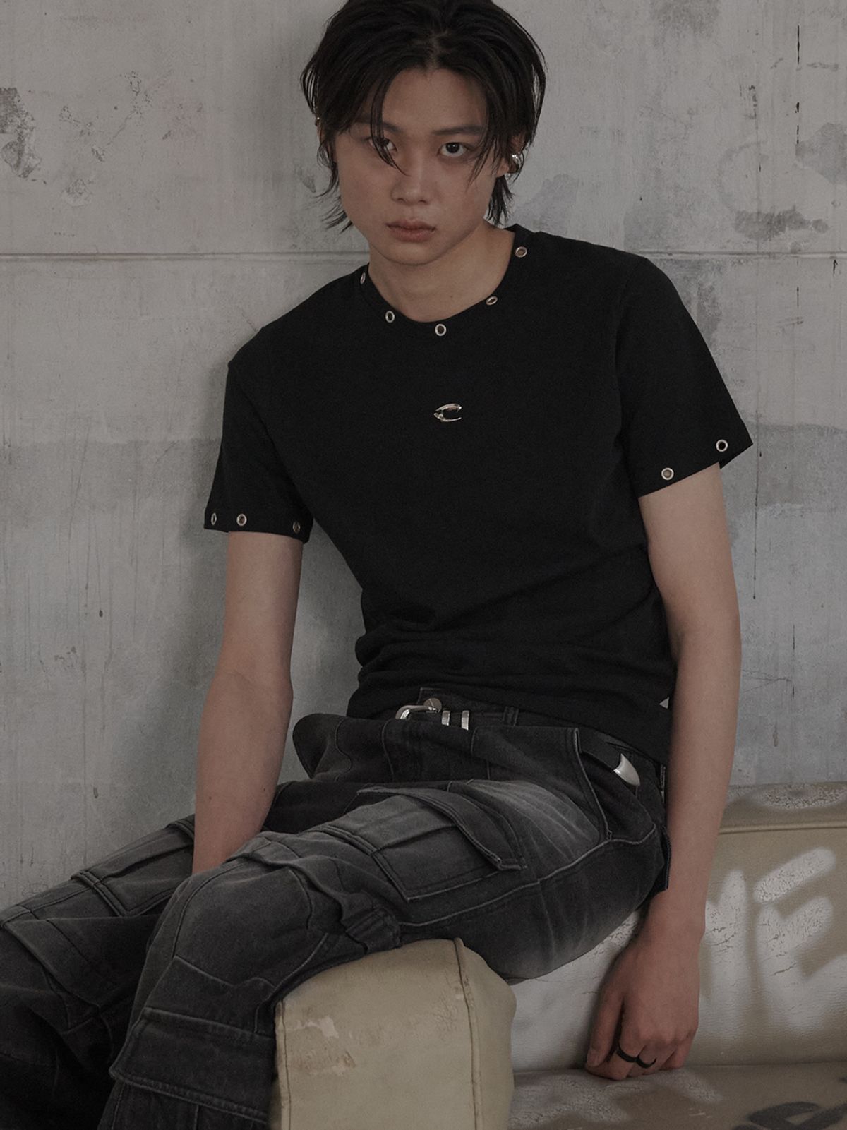 르렌느(LERENNE) Eyelet Slim Fit T-Shirt - Black