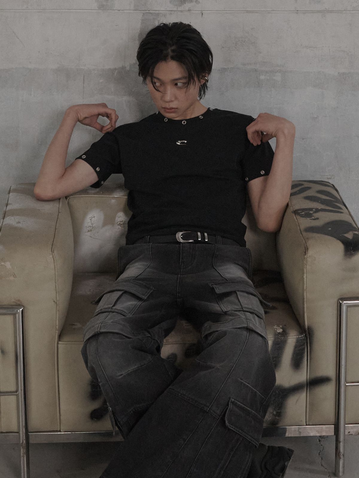 르렌느(LERENNE) Eyelet Slim Fit T-Shirt - Black