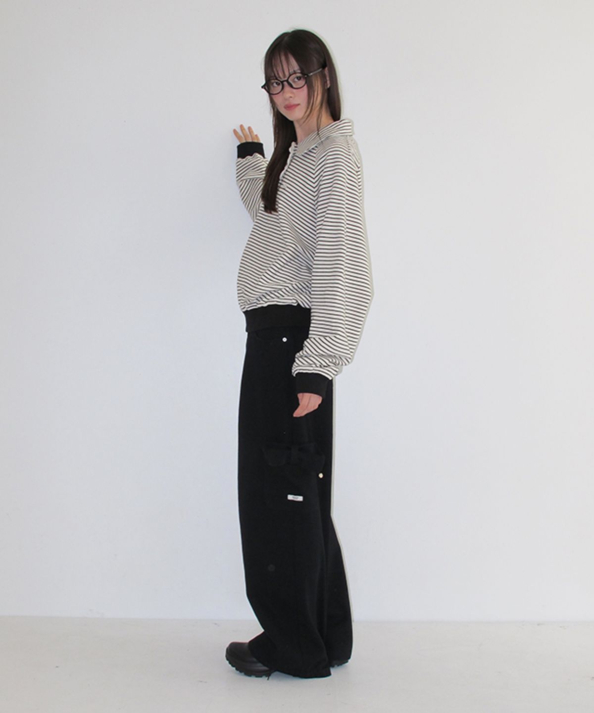론론(RONRON) HENRYNECK FRILL POINT SWEATSHIRT ECRU BLACK STRIPE