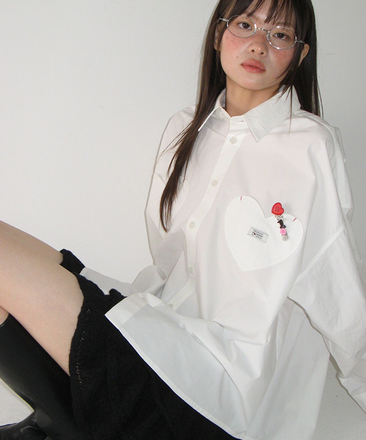 론론(RONRON) DOUBLE HEART POCKET OVER FIT SHIRT WHITE