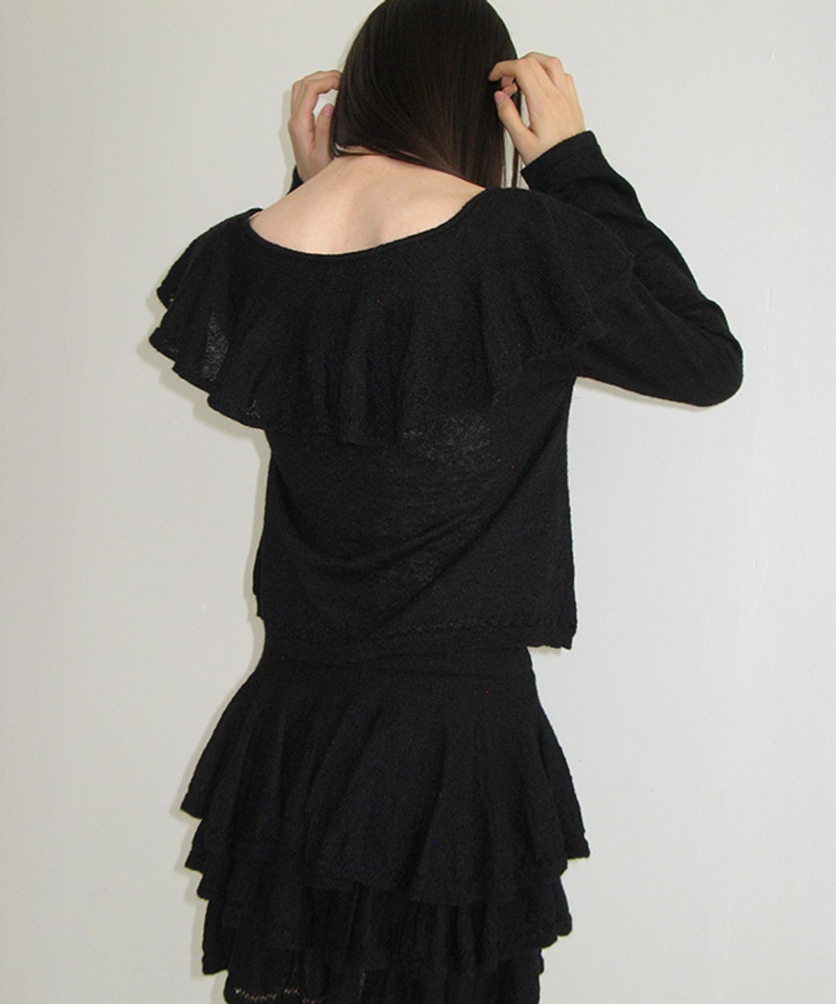 론론(RONRON) RUFFLE SKASHI KNIT BLOUSE BLACK
