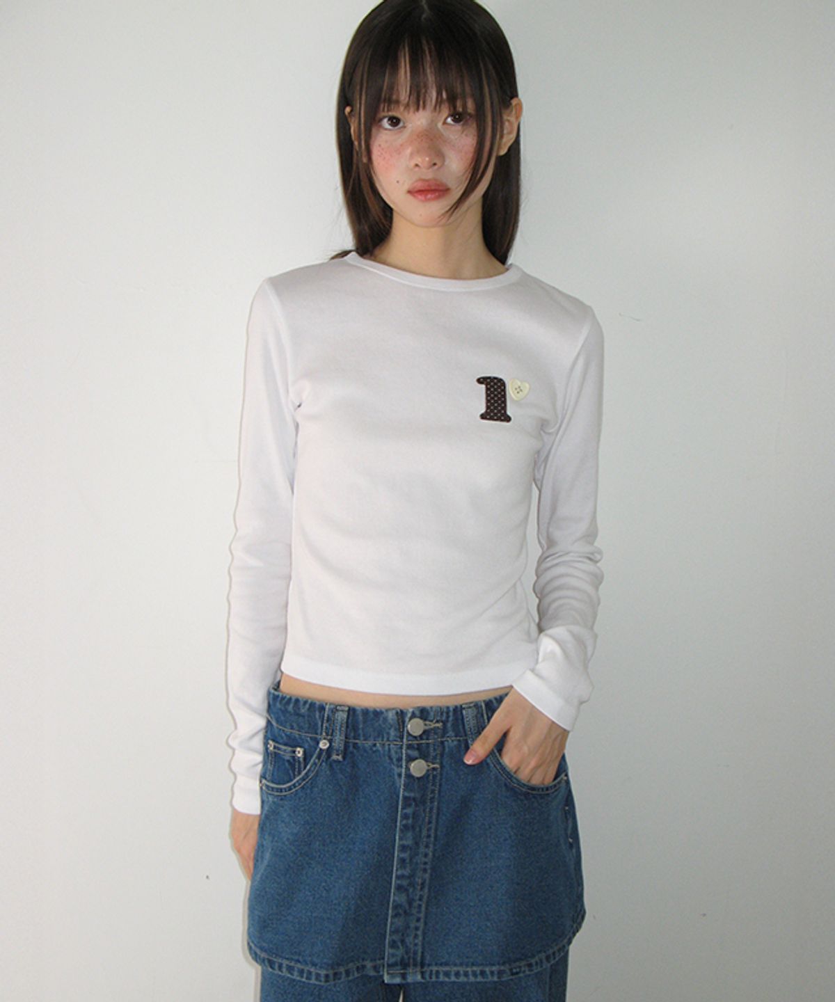 론론(RONRON) R LOGO BUTTON SLIM FIT LONG SLEEVE WHITE