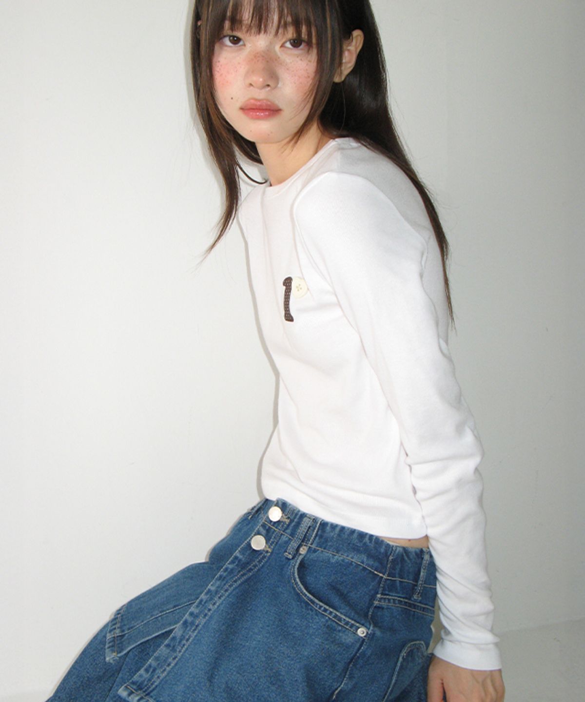 론론(RONRON) R LOGO BUTTON SLIM FIT LONG SLEEVE WHITE