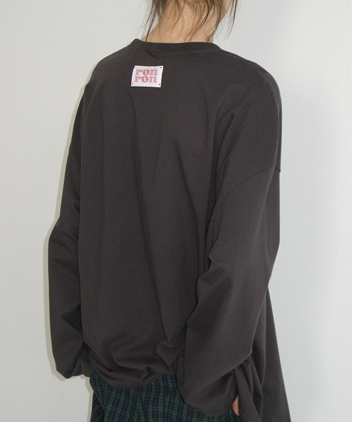 론론(RONRON) HEART NOTE TYPE OVER FIT LONG SLEEVE CHARCOAL
