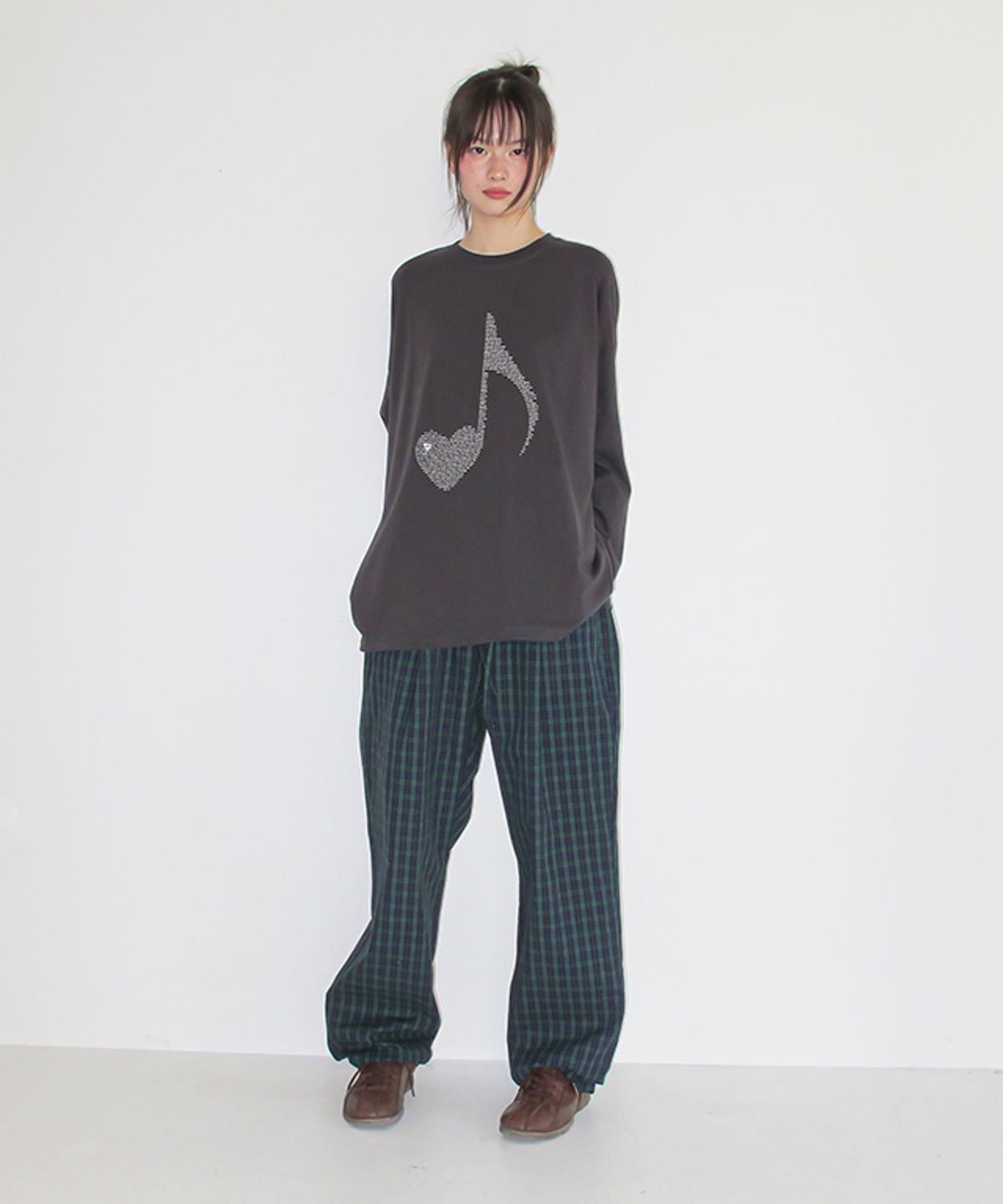 론론(RONRON) HEART NOTE TYPE OVER FIT LONG SLEEVE CHARCOAL