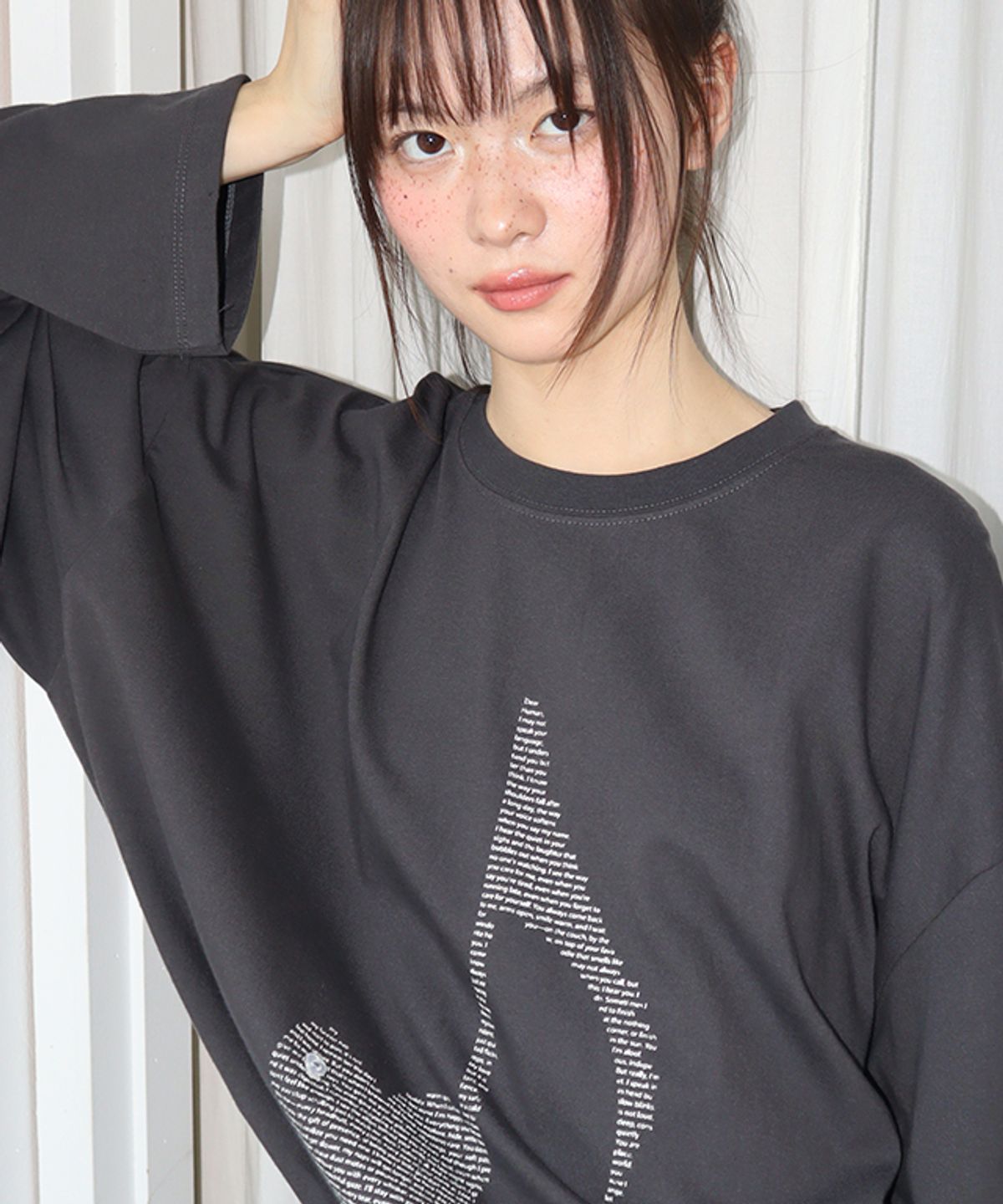 론론(RONRON) HEART NOTE TYPE OVER FIT LONG SLEEVE CHARCOAL